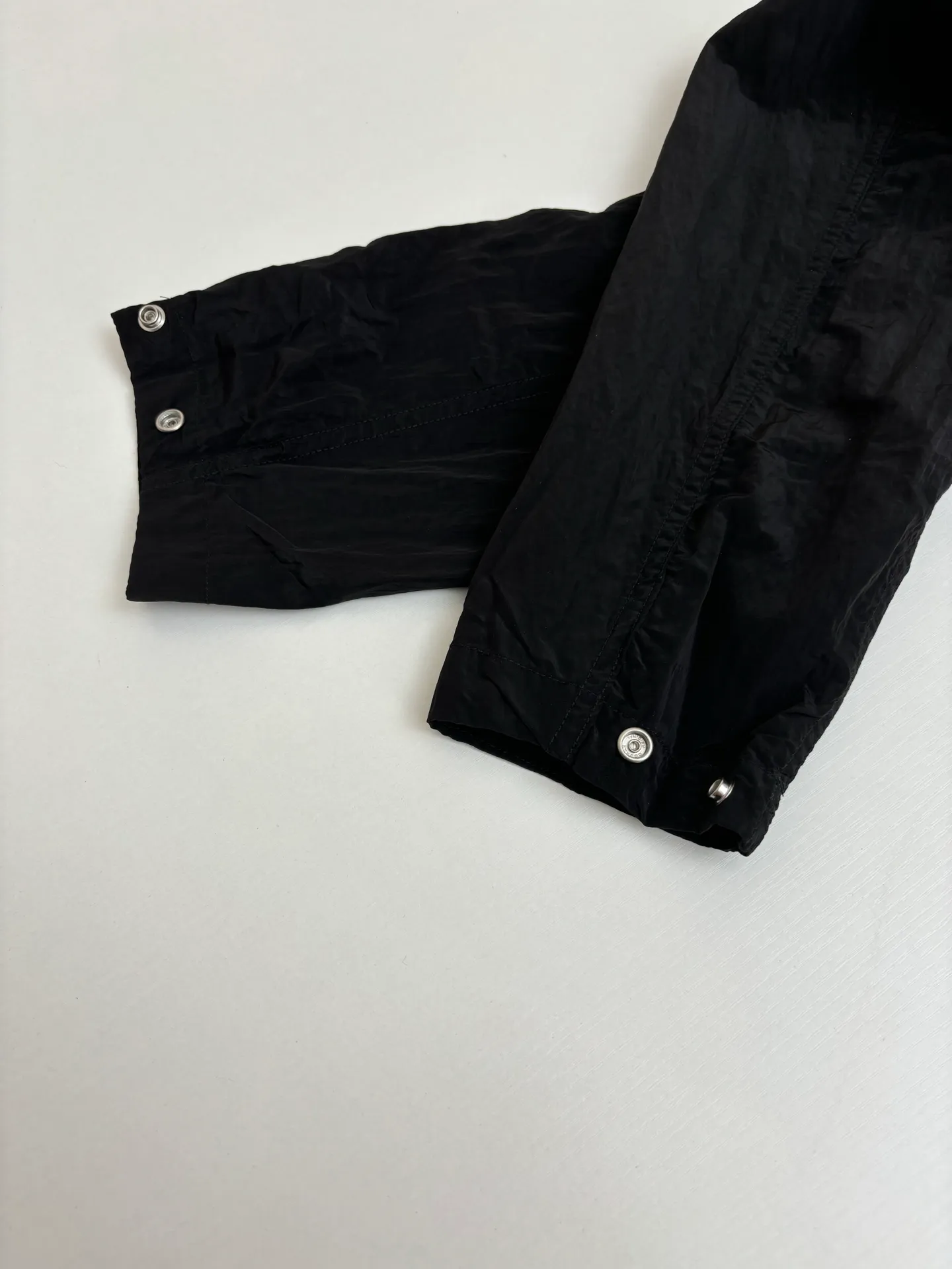 P490 Stone Lslan*/Stone Island Arm Sleeve Logo Jacket Jacket Made of woven nylon fiber, it is extremely lightweight, durable and wear-resistant. During the spinning process, the nylon fiber is steam-treated to obtain a texture comparable to organic fiber. Multiple work pockets are hand-sewn. A finished product is very time-consuming and labor-intensive. Just to pursue the most perfect texture. Classic logo square badge on the placket. Thickened quilting, windproof and warm. A full set of special buttons and hardware accessories. Original YKK zipper fabric is waterproof.  Size：S/M/L/XL